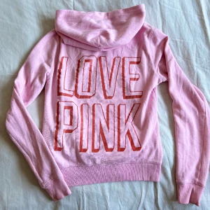 Victoria’s Secret kofta pink - Ljusrosa kofta från Victorias secret, storlek xs men vill man ha den tajtare passad den en S-M. Vill du köpa trycker du på köp nu så postar jag inom 24h
