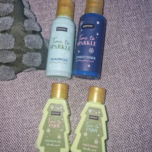 Kroppsvårds kit - Ett litet gulligt och gott doftande hudvårds kit, helt nytt och oanvänt. Säljs då jag fått mycket hudvårds produkter🥰