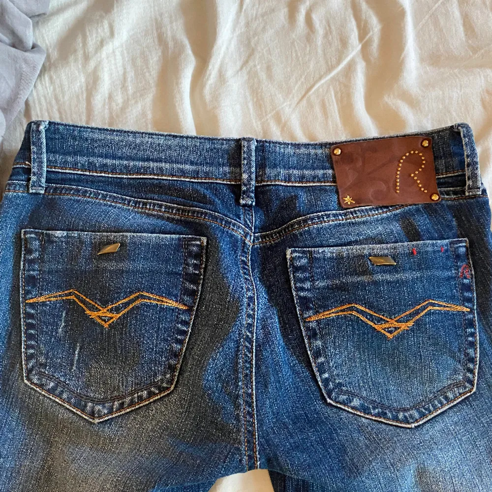 Säljer nu mina jätte fina lågmidjade replay jeans i nyskick . Jeans & Byxor.