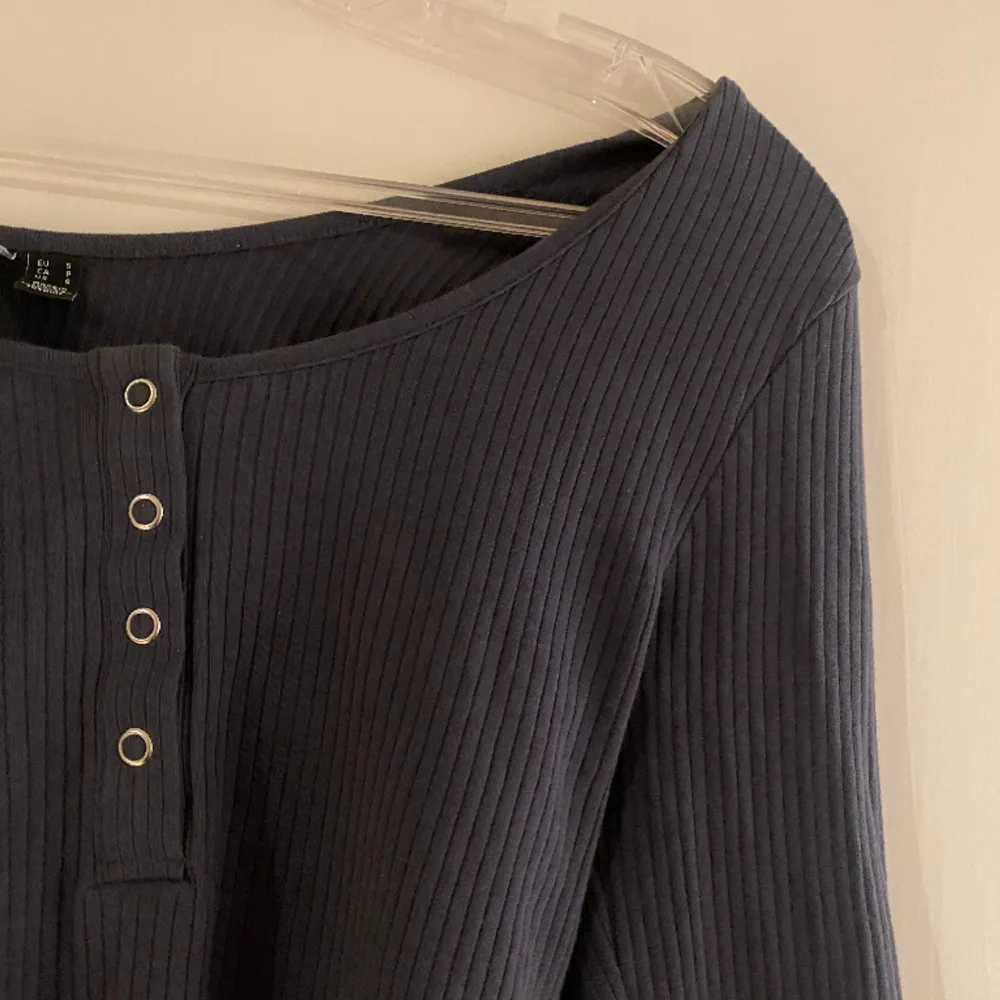 Ribbad marinblå tröja! Från Zalando, använd ett fåtal gånger. Ribbad i materialet, stretchig och tunn. Går att knäppa upp knapparna. 100kr+frakt!!. Tröjor & Koftor.
