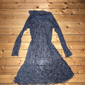 Transparent klänning - Gullig klänning, transparent så ser bra ut med något under eller över ett par byxor etc. Längden är till precis över knäna på mig och jag är 174 cm. Går att styla på många sätt. Storlek M ☘️