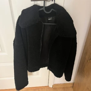 Jacka  - Säljer denna svarta jacka Knappt använd 