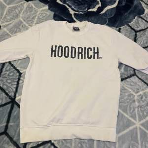 Hej, säljer min Hoodrich sweatshirt som är i storleken Small men den kan passa även Medium, den har inga fläckar eller annat.