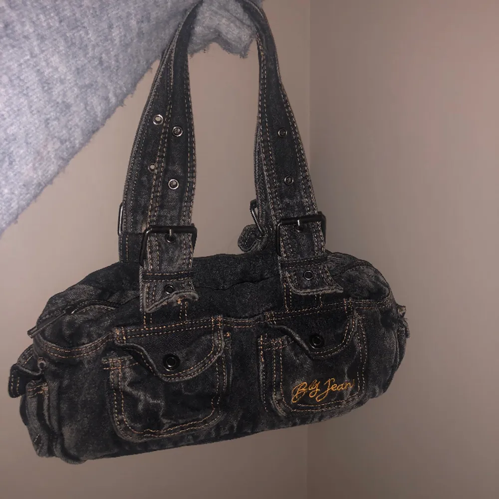 Säljer min älskade Urban Outfitters väska pga att den ej används längre💗jätte fint skick💘jag har tagit av hjärt spegeln som hänger på väskan men skickar naturligtvis med den också💕skriv om du har några frågor🫶Nypris: 440kr🤩. Väskor.