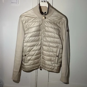 Moncler Cardigan  - Moncler cardigan i fint skick utöver skador på bild (syns inte alls vid användnings) nypris e över 9 Äkta givetvis!!