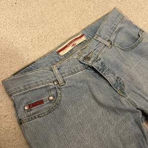 Supersnygga lowrise jeans köpta på vinted, bra skick! Dem är mindre i midjan än storleken anger så gå på mina mått. Midjemått: 38 cm, innerbenslängd: 80 cm.