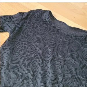 Topp - Gullig topp från KappAhl i storlek S. Mönstret gör så att den är lite genomskinlig. Perfekt till t.ex. nyår. Kan fraktas men köparen står för frakten 💕