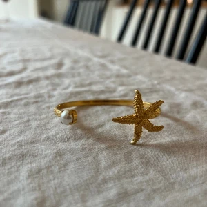 Caroline Svedbom.  - Armband i fint skick. 