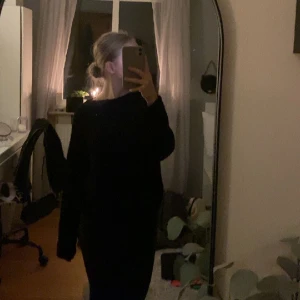 Stickad tröja - Säljer denna då den inte kommer till användning, nyskick, använd fåtal gånger. Liten i storlek💓