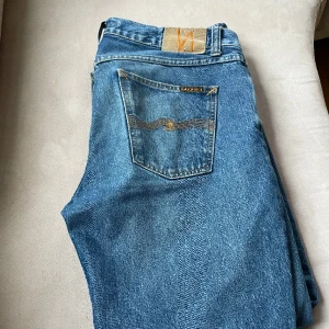 Nudie jeans  - Ett par nudie jeans i storlek 32/30. Modellen är gritty Jackson. Bra skicka förutom att sömnen har gått upp som man kan se på den tredje bilden men det är inget som man ser och det är inget hål. Det går säkert att fixa hos nudie gratis om man vill det. 