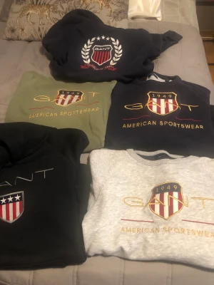 Märkeströjor i nyskick! - Jättefina märkeströjor knappt använda. Säljes för 300kr/st eller billigare vid köp av fler.