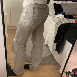 Grå jeans  - Low straight jeans från Gina Tricot. Köpta för 499kr! 