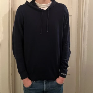 Stickad hoodie - Pepe jeans hoodie Strl. S skick 8/10. Passar dig mellan 173-182. Dm för frågor