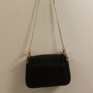Brun axelremsväska  - Jätte fin axelremsväska från H&M som jag tyvärr inte använder längre💕. Ser fortfarande bra ut, har en liten liten fläck som går att ta bort. 