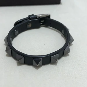 Valentino Silver Studs armband - Valentino Silver Studs armband. Allt original tillbehör medföljer.  Skick 9/10. 