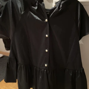 Blus Samsoesamsoe - Superfin kortärmad blus från samoesamsoe med volang och jättegulliga pärlor i ryggen ❤️ har tyvärr aldrig kommit till användning 💓 skulle säga att den är i storlek M!