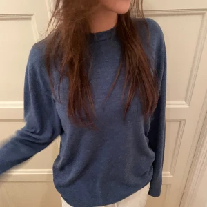 BLÅ STICKAD TRÖJA  - Storlek M. Modell 175 cm. Perfekt nu till vintern. Hör av er vid frågor/fler bilder. 