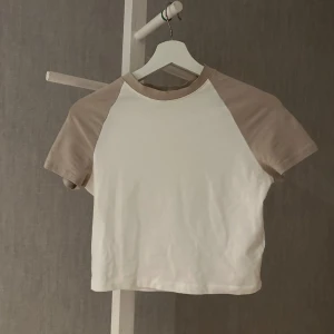 T-shirt - Säljer croppad tröja från H&M. Säljer den då den ej kommer till användning 💕