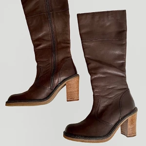 Läder boots  - Slutar under knäna, block-klack; inga tydliga defekter🫶🏼