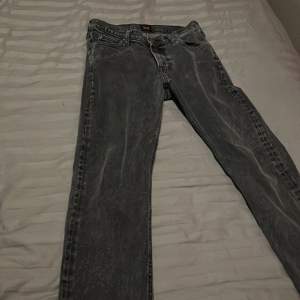 Fina Lee jeans som köptes nya för 1000kr. Säljer dom då jag växt ur dom men passar bra på dig mellan 170-175cm lång. Skicka om ni har några funderingar eller frågor!😊