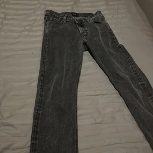 Lee jeans - Fina Lee jeans som köptes nya för 1000kr. Säljer dom då jag växt ur dom men passar bra på dig mellan 170-175cm lång. Skicka om ni har några funderingar eller frågor!😊