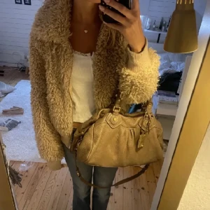 Teddyjacka - Assnygg teddyjacka från Gina som tyvärr inte var min storlek😭💕bilderna är från förra ägaren