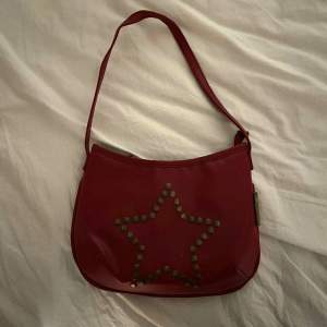 Detta är en super snygg liten röd handväska, som har en stjärna på ena sidan!  Den är använd men är i väldigt bra skick!  Har tyvärr ingen användning för den längre. ❤️‍🔥❤️‍🔥