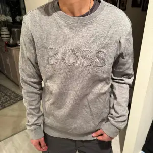 Hugo boss sweatshirt, storlek L men passar M. Ett hål i tröjan därav priset, skriv för fler frågor.
