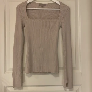 H&M tröja - Tunn jättefin stickad biege tröja från H&M, knappt använd. 