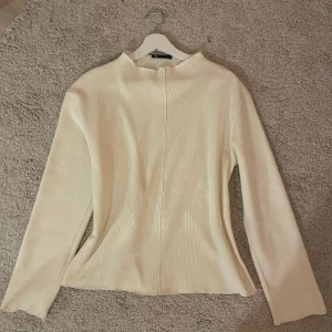 Zara tröja - Så fin tröja från Zara, helt ny!! Skriv för fler frågor💖