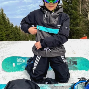Skidkläder - Skid/snowboardkläder (hela setet) eller endast Dopejackan eller Adidasbyxorna. Många bra funktioner, lufthål och fickor på jackan. Även bra och stora fickor på byxorna. Kläderna är använda någon säsong så väldigt bra skick på dem.  Pris diskuteras ☺️