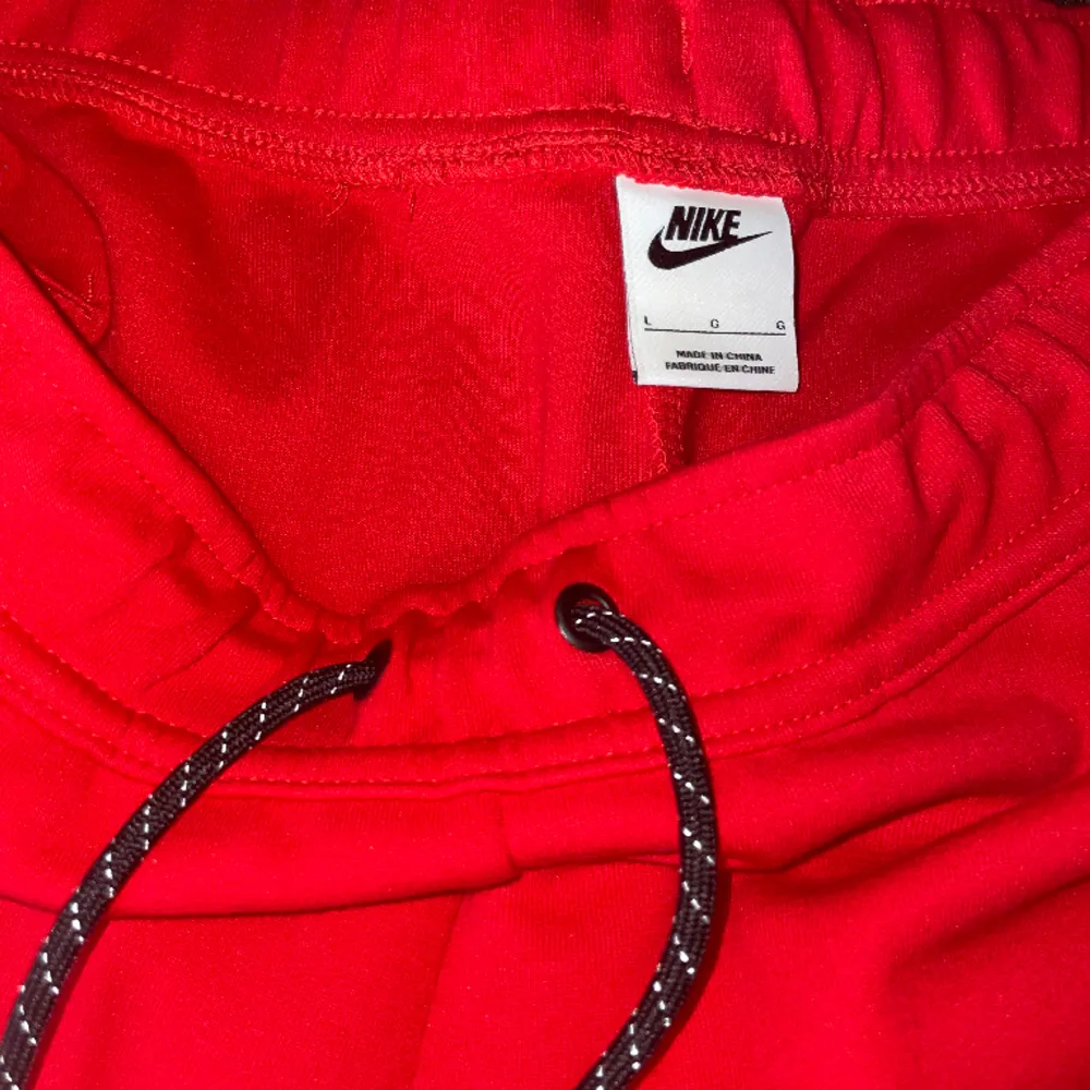 Feta Nike tech byxor 10/10 cond. Använt fåtal gånger. Vilja sälja då de inte kommer till användning . Jeans & Byxor.