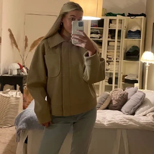 Kappa - Säljer min älskade beigea kappa från märket Zink. Älskar den men får ingen användning för den längre. Fortfarande i väldigt bra skick och är inte nopprig. Storlek 36/38💕 köparen står för frakten!