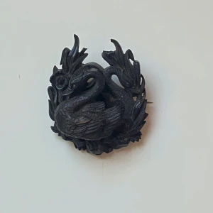 Brosch svart svan - Unik brosch med svart svan  Fantastiskt detaljrikedom  Svanen svänger åt sidan och visar dold fotogömma