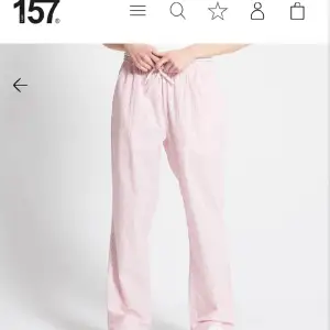 Säljer dessa rosa pyjamasbyxor från Lager 157 i storlek M Inte så använda  🌸💕