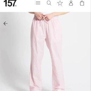 Pyjamasbyxor  - Säljer dessa rosa pyjamasbyxor från Lager 157 i storlek M Inte så använda  🌸💕