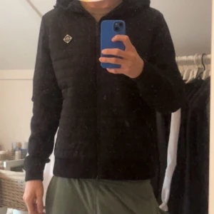 J. Lindeberg Cardigan - Hej, Säljer nu en eftertraktade J.Lindeberg cardigan som är väldigt svår att hitta i butik just nu! Säljes då den inte kom till användning. Kom privat om du vill va ha mer bilder eller liknande😄  Köpt för: 3600kr  Skick: 10/10 