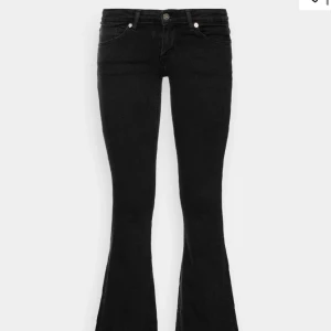 Lowwaist flare jeans - Säljer dessa snygga lågmidjade, utsvängda jeansen, helt nya med lappar kvar. Märket only, väldigt ofta sludsålda. Säljes då dom är lite för långa för mig☺️