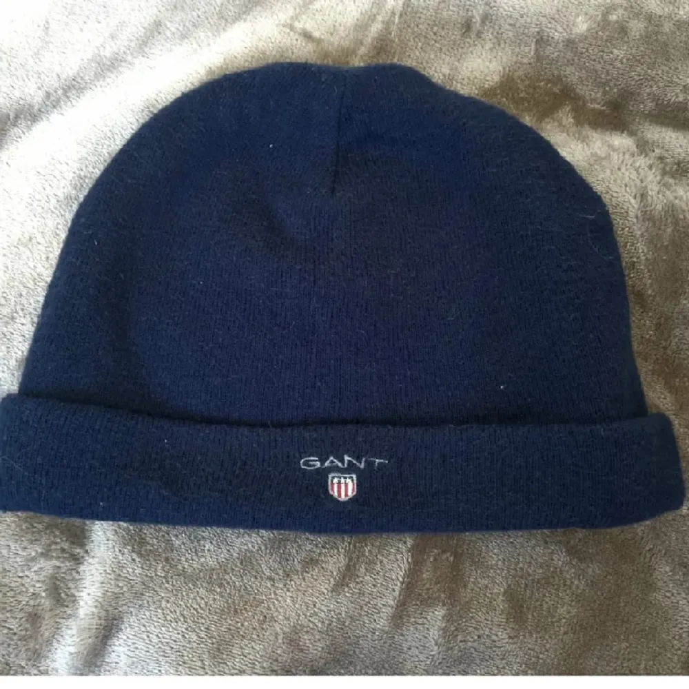 Säljer nu en jättevarm Gant mössa/beanie till vintern. Mössan är oanvänd.. Accessoarer.