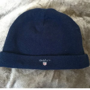 Gant mössa/beanie - Säljer nu en jättevarm Gant mössa/beanie till vintern. Mössan är oanvänd.