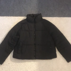 Puffer jacka - En fin Puffer jacka från monki. Köpte från Plick men kom ej till användning. Skriv gärna om ni har någon fråga eller vill ha fler bilder💕