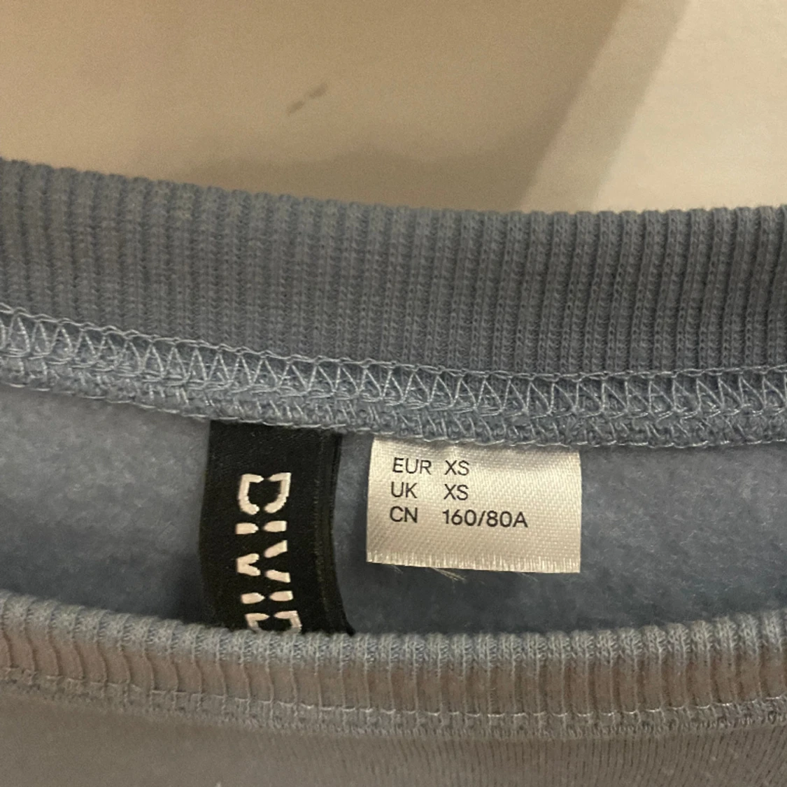 Croppad sweater med konturer  - 90