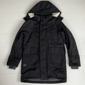 Jacka st 160 - Varm, fodrat  och vattentät vinterjacka från Didrikson i st 160. Slitstark och fin kvalitet. Övre delen av ryggen samt den avtagbara luvan är fodrad med lurvigt mjukt foder. Längd från nacke 73/79 cm. 