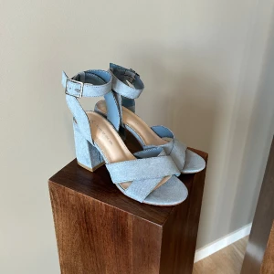 Klackskor - Klackskor i ljusblå. Använd ett fåtal gånger så dom är i bra skick. Nypris 349kr köpta på dinsko. 