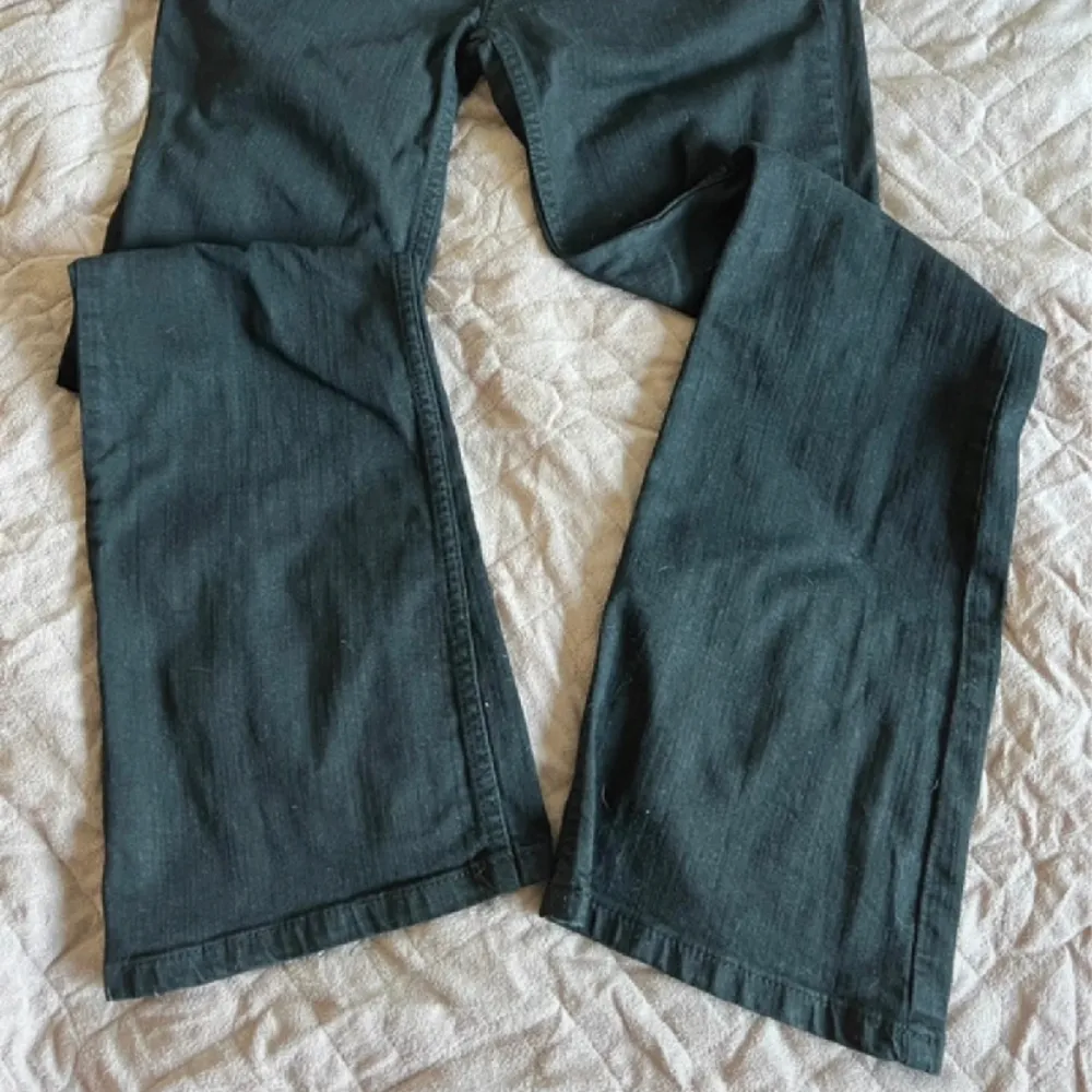 Säljer dessa super fina lågmidjade jeans som jag köpte av en tjej som tyvärr var för små. (Midjemått 80cm och innerbenelängd är 73cm). Jeans & Byxor.