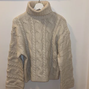 Stickad tröja  - Oanvänd vit stickad tröja