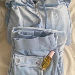 Juicy Couture set - Juicy couture set mjukis byxor och hoodie. Använder bara 3 gånger. Skriv gärna för mer information. 