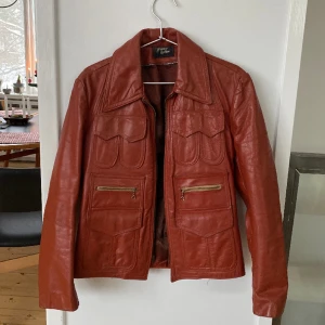 Vintage skinnjacka✨ - Säljer denna suuuuperfina välgjorda läderjacka i äkta läder!💓Mer åt det orangea hållet än det röda!❤️‍🔥 Vintage skick: har en defekt på ena armbågen men är annars i superfint skick!🙌