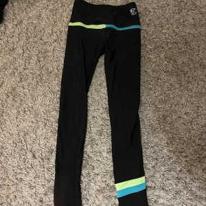 Konståknings byxor - Byxor från thuno med blå och gröna detaljer. Byxorna går att dra och knäppa över skridskorn🙌