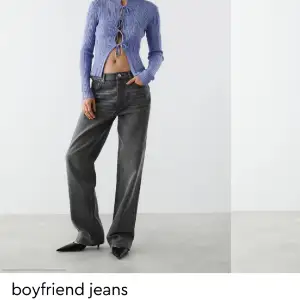 Helt nya oanvända jeans från Gina. Slutsålda på hemsidan🩷 Köpta för 599. Skriv för egna bilder. Passar mig perfekt i längden och jag är 163 cm.
